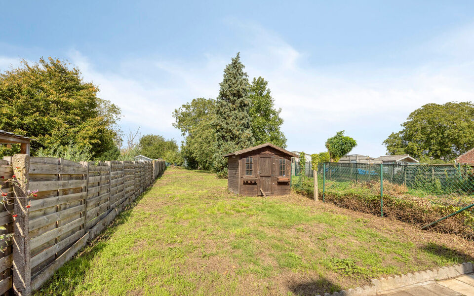 Op zoek naar een degelijke woning met veel ruimte, een mooie tuin en tal van mogelijkheden? Dan is deze verzorgde gezinswoning in Tienen absoluut een bezoek waard. De woning combineert een praktische indeling met enkele belangrijke vernieuwingen en beschi