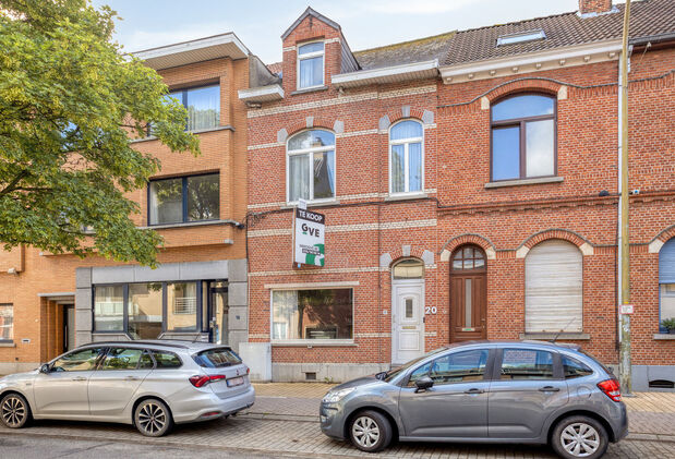 Te renoveren woning met veel potentieel op topligging in Aarschot
Op zoek naar een woning met karakter én tal van mogelijkheden? Dan is deze gezinswoning op de Leuvensesteenweg 20 te Aarschot absoluut een bezoek waard!
Deze woning is centraal gelegen, op