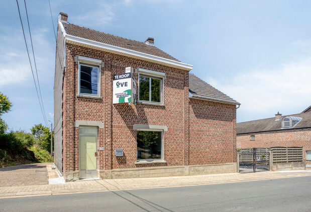 Ben je op zoek naar een woning met karakter &eacute;n mogelijkheden?
Dan is deze open bebouwing in het landelijke Kortenaken absoluut het ontdekken waard.

Deze charmante woning (ca. 214 m&sup2;), oorspronkelijk gebouwd rond 1907 en nadien stapsgewijs gerenoveerd, 