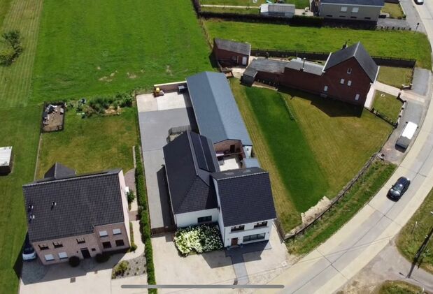 Ruime woning met loods van 140 m&sup2; in Rillaar &ndash; ideaal voor zelfstandigen
Op zoek naar een eigendom waar wonen en werken perfect gecombineerd worden?&nbsp;
Deze recent gerenoveerde woning met verzorgde loods in Rillaar biedt ruimte, comfort en tal van mogel