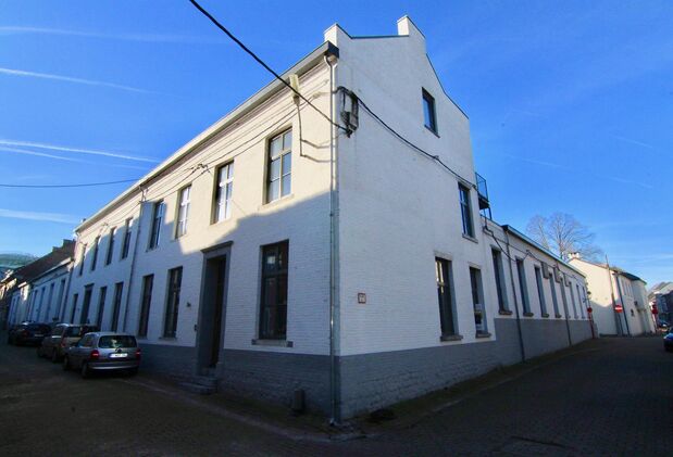 Nieuwbouwappartement van 90 m&sup2; met o.a. twee slaapkamers, autostaanplaats, kwalitatieve afwerking, etc. 

Het appartement bestaat uit een inkomhal, woonkamer met open keuken, berging/wasplaats, twee slaapkamers, badkamer, en een overdekt terras. Bovendie