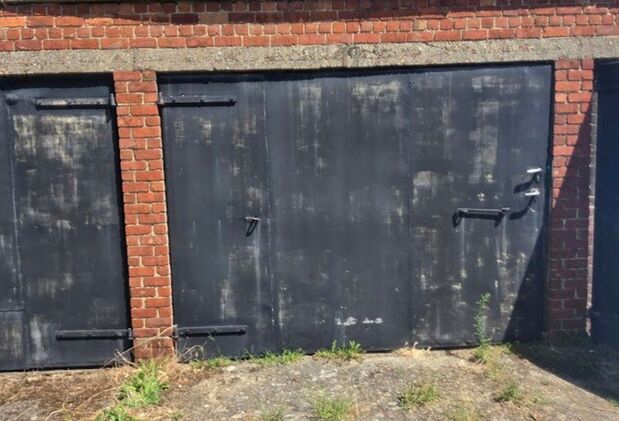 Op zoek naar een veilige parkeerplaats of extra opslagruimte in Kessel-Lo?

Deze garagebox nr. 19 is gelegen aan de Jeugdstraat, op een gunstige locatie. De garage beschikt over een oppervlakte van circa 15 m&sup2; en maakt deel uit van een garagecomplex met 