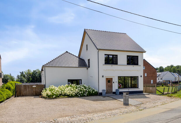 Op zoek naar een eigendom waar wonen en werken perfect gecombineerd worden?
Deze recent gerenoveerde woning met verzorgde loods in Rillaar biedt ruimte, comfort en tal van mogelijkheden.
De woning beschikt over een lichtrijke leefruimte met open keuke