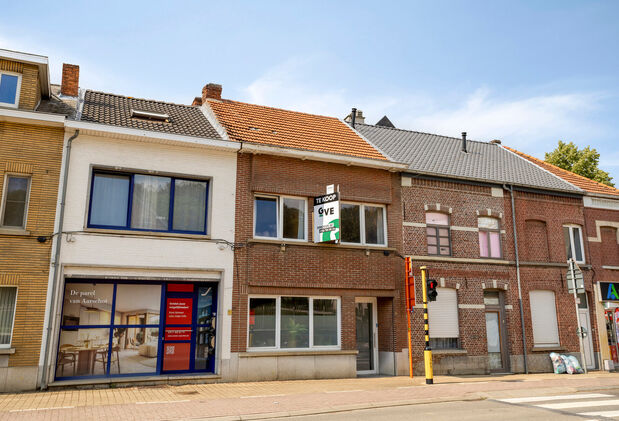 Deze charmante rijwoning combineert uitstekende bereikbaarheid met praktische indeling en mooie toekomstmogelijkheden.

De woning beschikt over een bewoonbare oppervlakte van 116 m&sup2; en werd gebouwd in 1956. Ze werd reeds deels opgefrist, maar biedt nog d