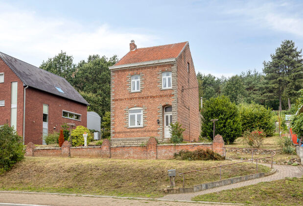 Bent u op zoek naar een woning met karakter, ruimte en potentieel? Dan is deze vrijstaande woning in Gelrode beslist een bezoek waard.

Deze eigendom bevindt zich op een perceel van maar liefst 3.360 m&sup2; en biedt een unieke kans voor wie een woning volled