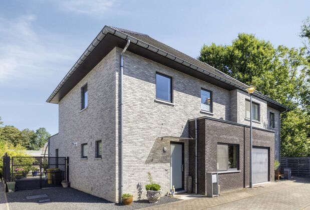 Welkom in deze verrassend ruime en verzorgde gezinswoning, gelegen in een rustige doodlopende straat in Hever (Boortmeerbeek). Deze recente woning uit 2017 combineert wooncomfort, energiezuinigheid en een uitstekende bereikbaarheid op een centrale locatie