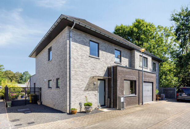 Welkom in deze verrassend ruime en verzorgde gezinswoning, gelegen in een rustige doodlopende straat in Hever (Boortmeerbeek). Deze recente woning uit 2017 combineert wooncomfort, energiezuinigheid en een uitstekende bereikbaarheid op een centrale locatie