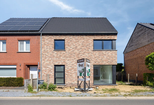 In een rustige, groene omgeving in Averbode vind je deze energiezuinige halfopen nieuwbouwwoning, momenteel ca. 80% afgewerkt. Ideaal voor wie nog eigen keuzes wil maken in afwerking, zonder het volledige nieuwbouwtraject te doorlopen.

De woning ligt op 