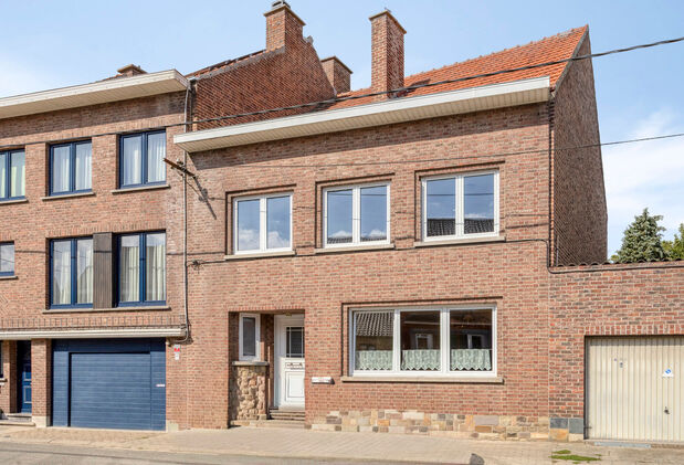 Op zoek naar een degelijke woning met veel ruimte, een mooie tuin en tal van mogelijkheden? Dan is deze verzorgde gezinswoning in Tienen absoluut een bezoek waard. De woning combineert een praktische indeling met enkele belangrijke vernieuwingen en beschi
